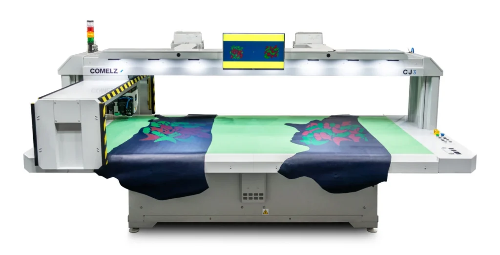 machine de découpe numérique comelz cj3 avec projection du patron sur la matière à découper