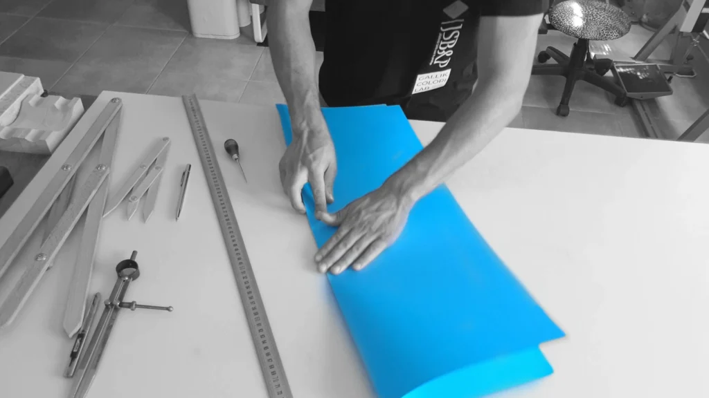 patronage en maroquinerie avec la méthode traditionnelle par symétrie, à l'aide d'un compas à pointe sèches, d'une alêne à bout rond et d'un réglé.