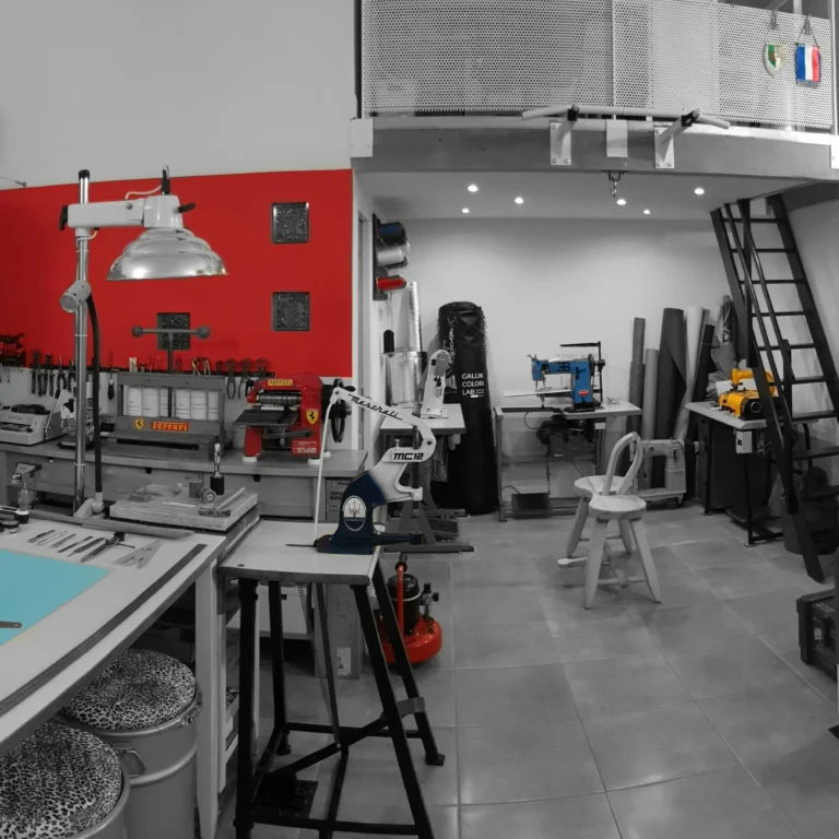 photo de l'atelier galcollab atelier concept pour l'article de blog Comment créer un atelier de maroquinerie à moindre coût ?