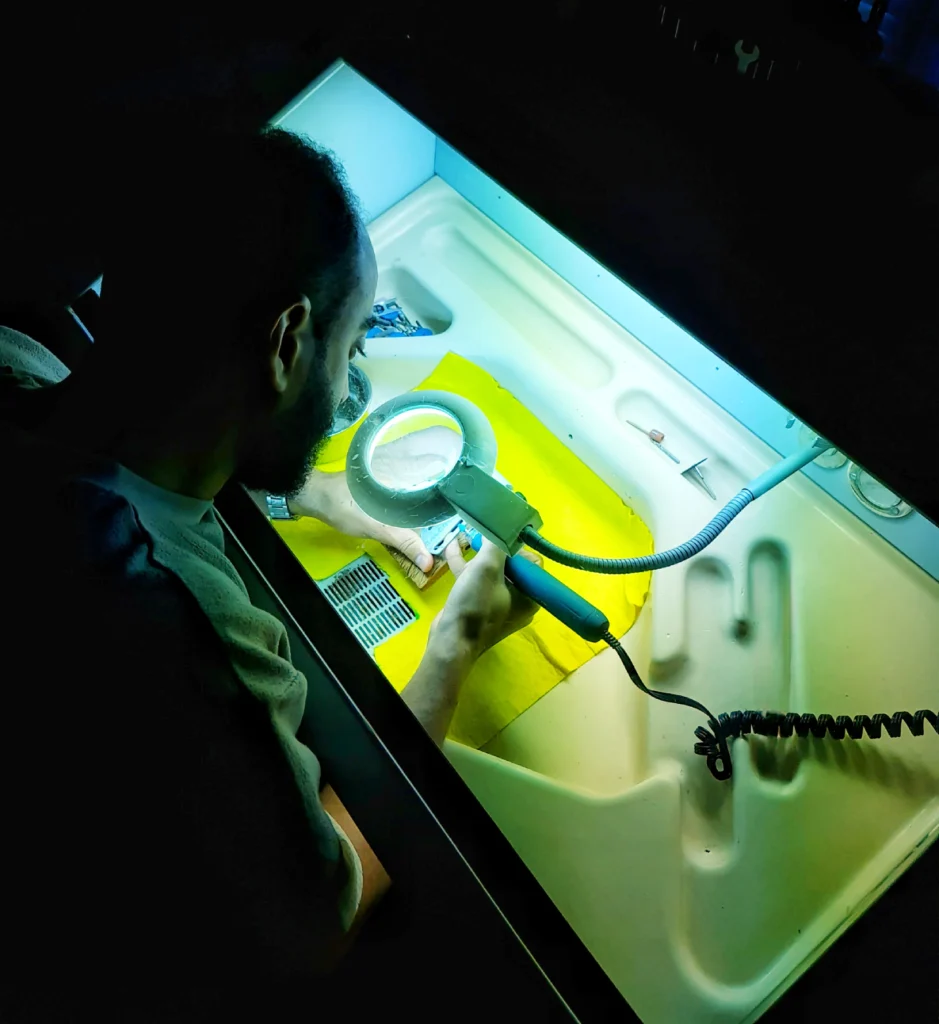 box d'ébavurage et de polissage pour finition accessoires de maroquinerie en inox