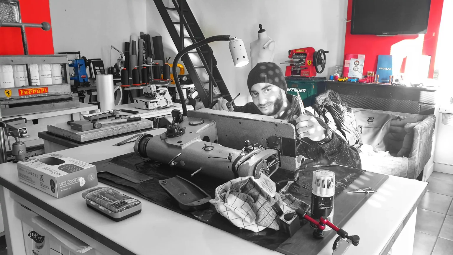 tarik impec en train de réparer une machine à coudre pfaff pour piquer le cuir