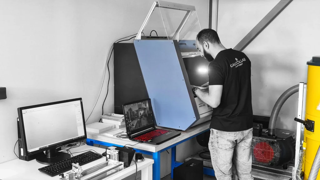 usinage dans du bois avec une Roland mdx 50 au au Rlab de Carcassonne