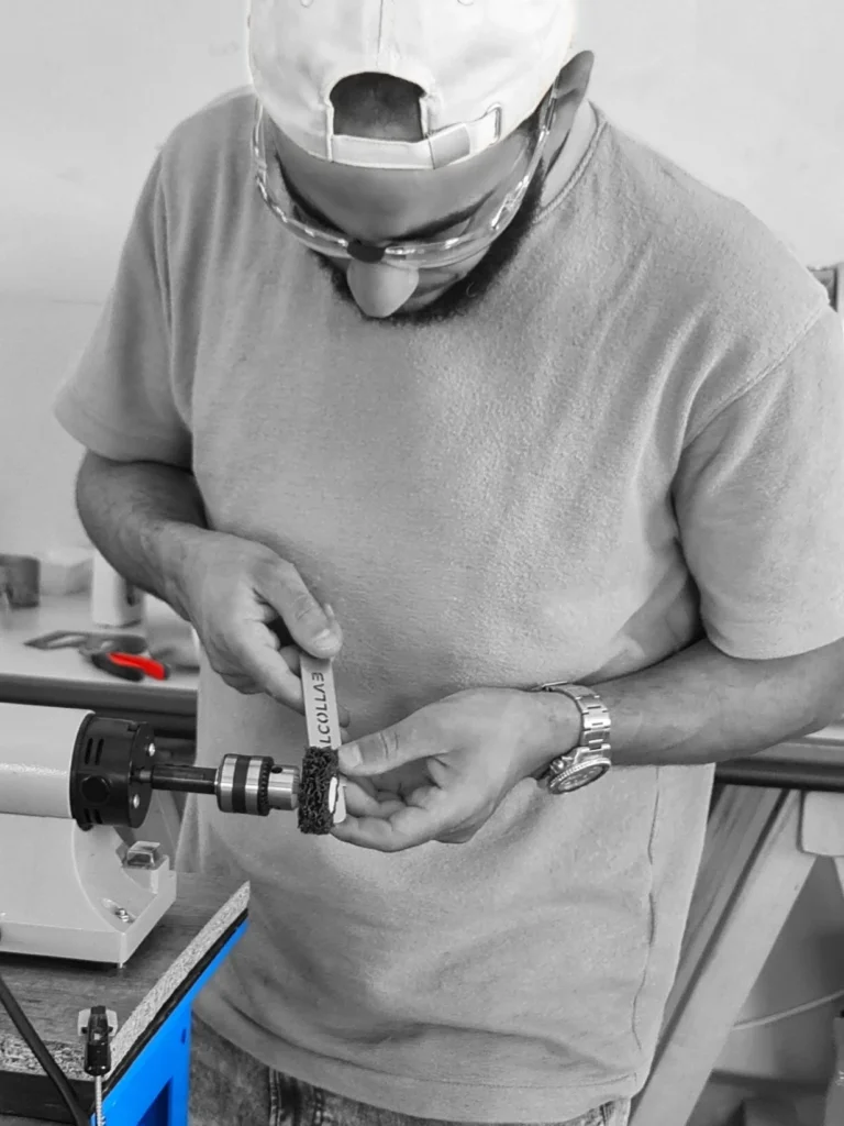 finition des pièces en acier inox par brossage mécanique