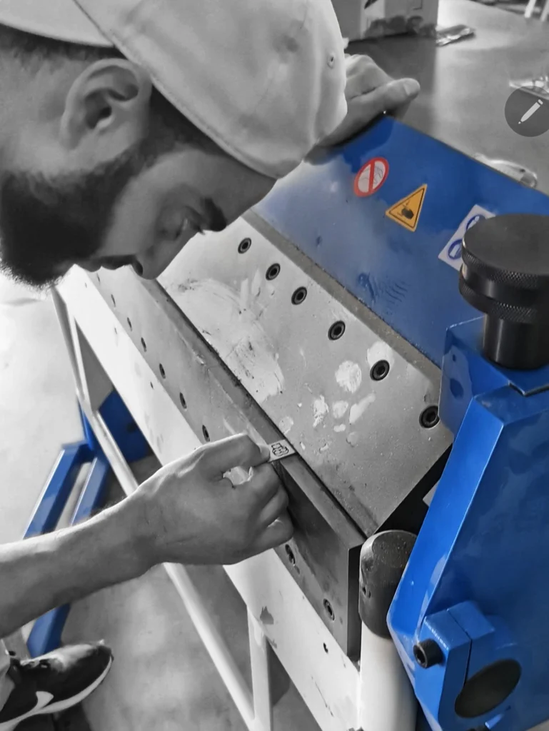 pliage des pieds de sac de voyage Galcollab à l'aide d'une plieuse manuelle