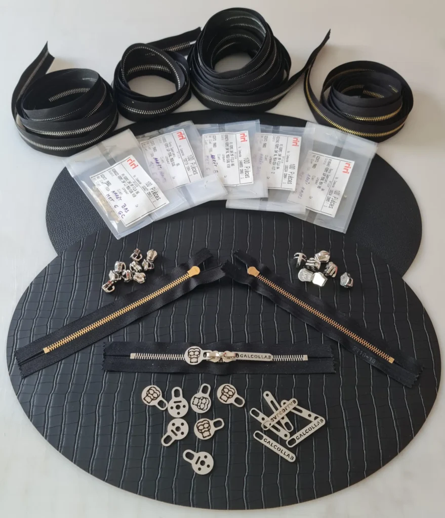 Ensemble de fermetures à glissière Riri avec tirettes personnalisées GaloCollab, ainsi que des arrêts de curseur