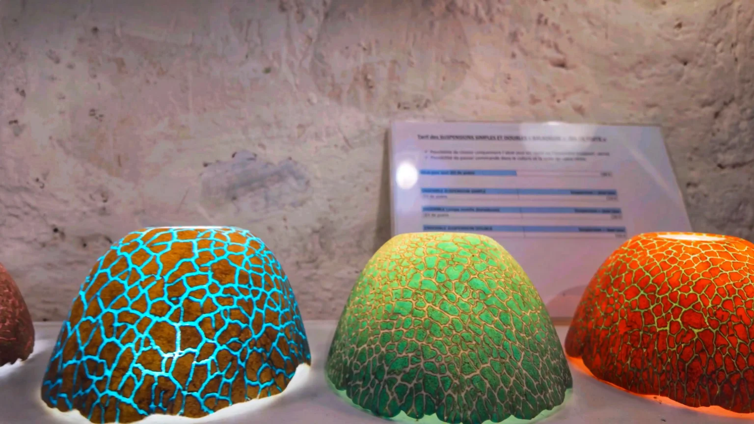 gros plan sur les abat-jour réaliser par Céline Chanclud de l'atelier étoile de verre , au festival du verre de Palau del vidre