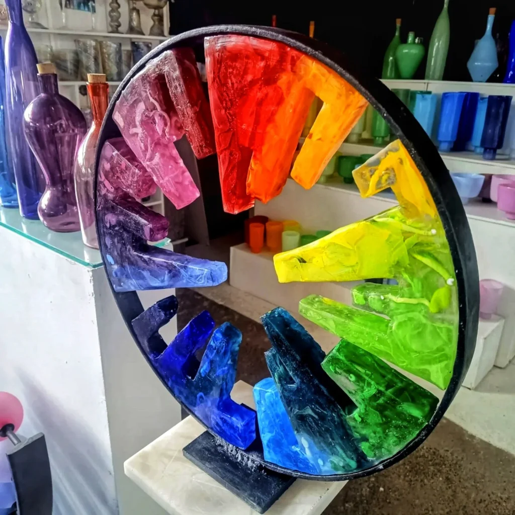 sculpture en pâte de verre réaliser par le souffleur de verre Pierrot Doremus dans son atelier à Gramat