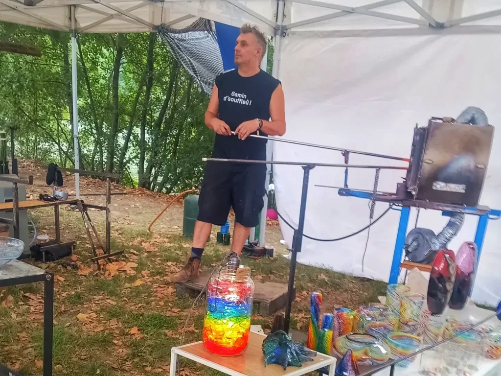 le souffleur de verre Pierrot Doremus en démonstration sur son stand à Carcassonne 2025