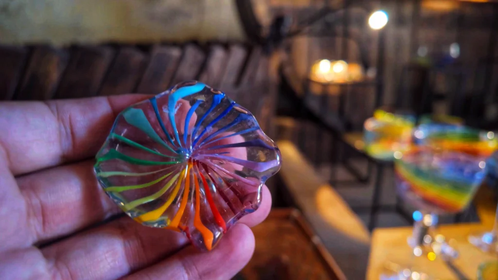 fleur de verre réaliser par Pierrot Doremus, présent au festival du verre 2025 à Palau del vidre.