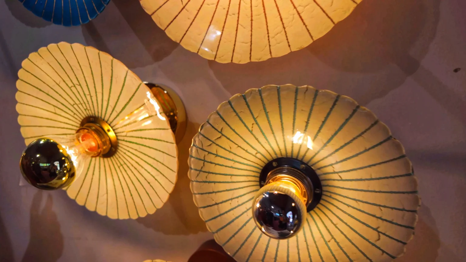 présentation au festival du verre à Palau del vidre 2025 , de luminaires réaliser par Céline Chanclud de l'atelier étoile de verre.