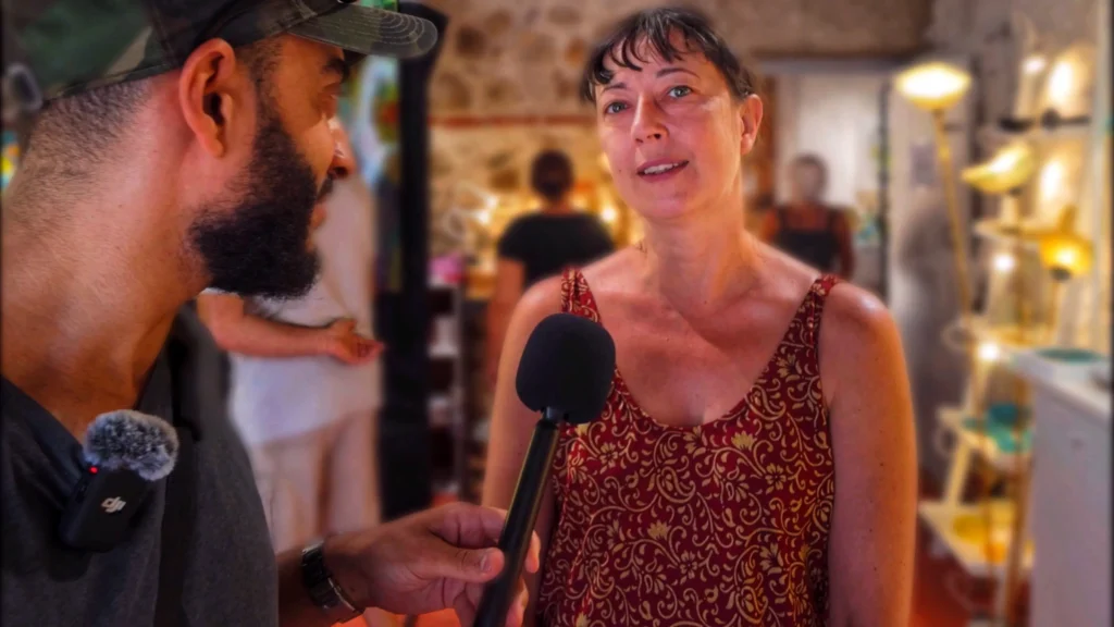 Tarik Impec et Céline Chanclud de l'atelier étoile de verre en interview pour la chaine Galcollab tv et l'atelier Galcollab atelier concept au festival du verre 2025 à Palau del vidre