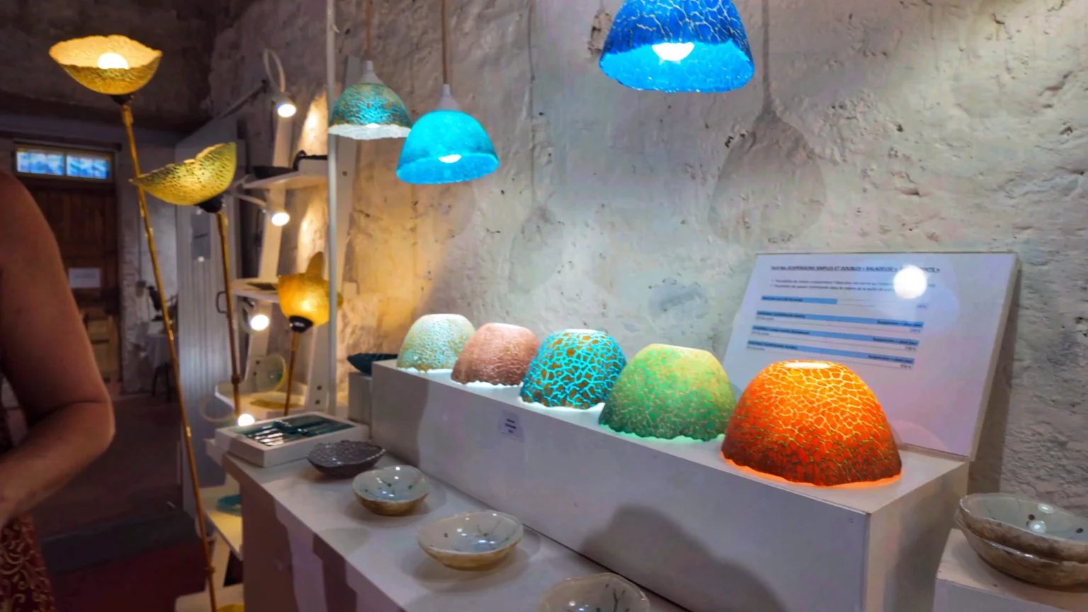 stand de Céline Chanclud de l'atelier étoile de verre au festival du verre de Palau del vidre 2025