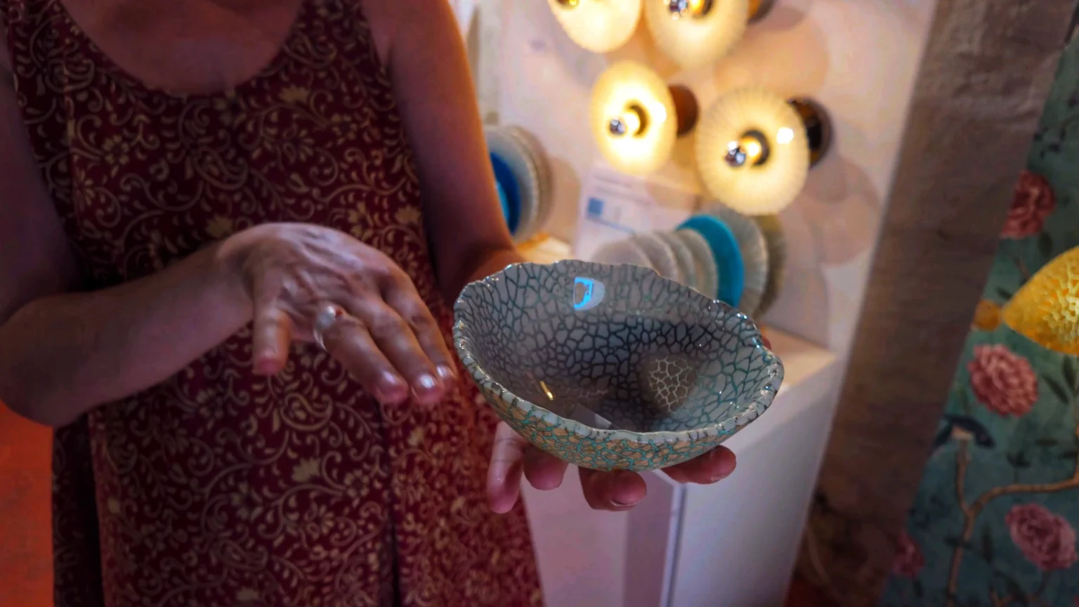 Céline Chanclud de l'atelier étoile de verre, présente un vide poche en verre et poudre céramique, au festival du verre à Palau del vidre