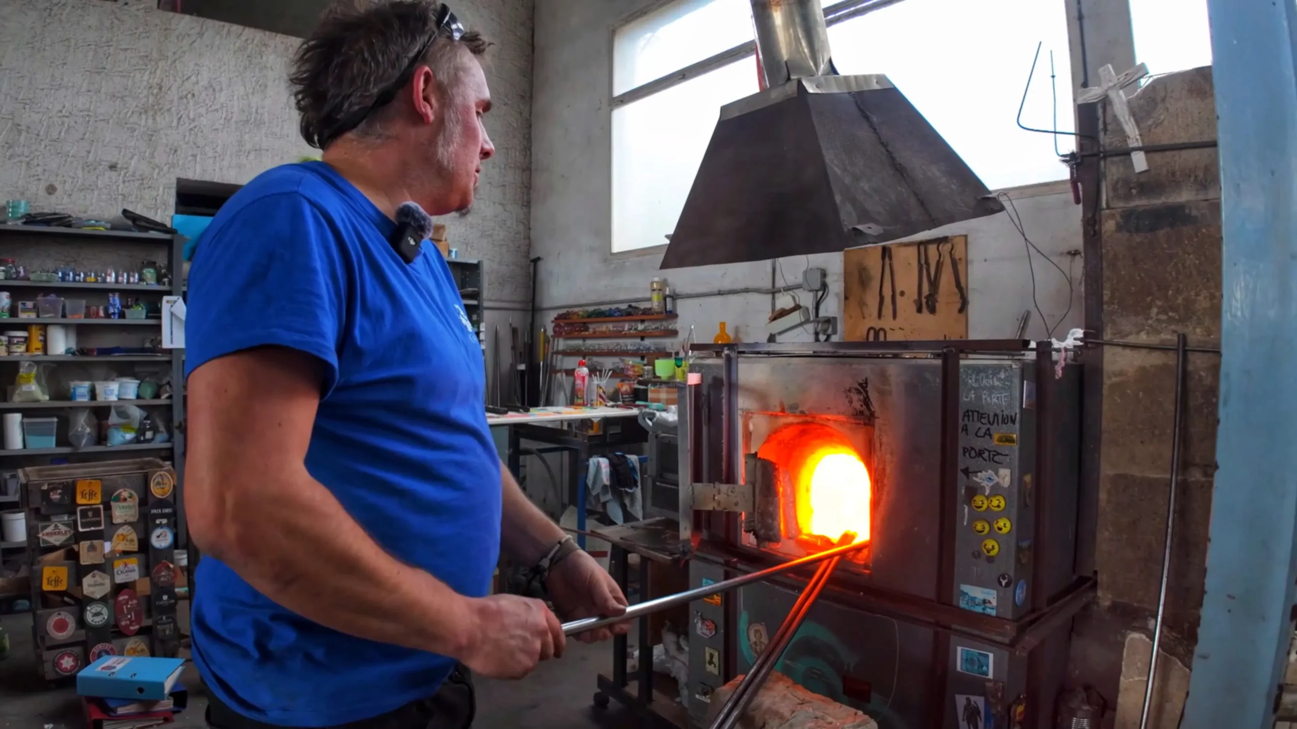 Pierrot Dorémus cueille le verre en fusion dans le four principal, maintenu à plus de 1 000 °C