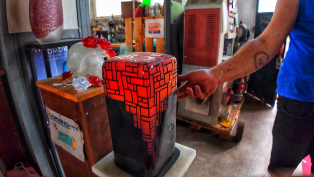 éritable pièce d'art, cette tour de verre a été coulée en un seul bloc avant d'être minutieusement retravaillée pour faire apparaître les couleurs cachées sous la couche superficielle de verre.