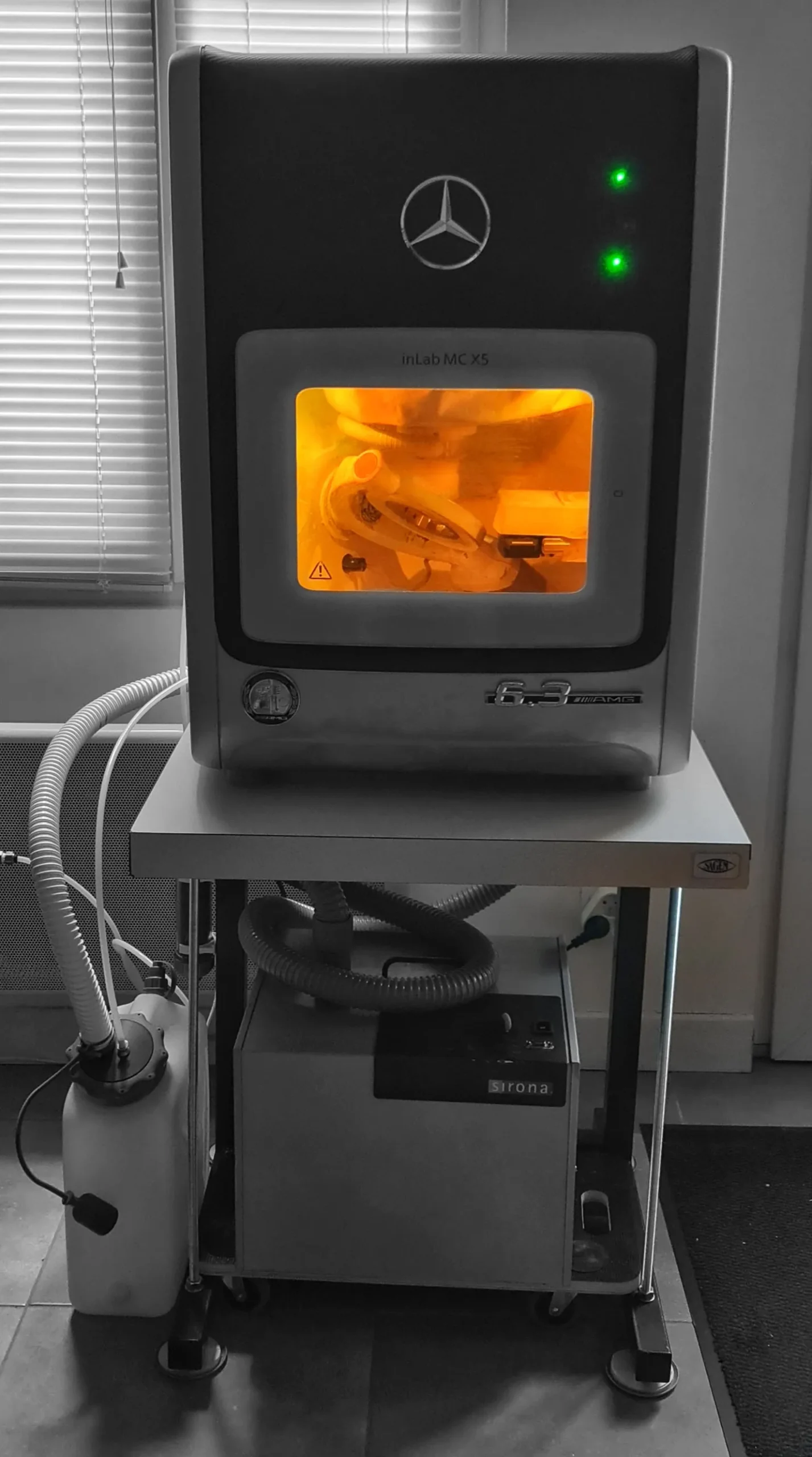 Usineuse 5 axes Sirona inLab MC X5 permettant l'usinage de la zircone, des céramiques dentaires et de divers matériaux techniques, notamment le PEEK. (PolyEtherEtherKetone)